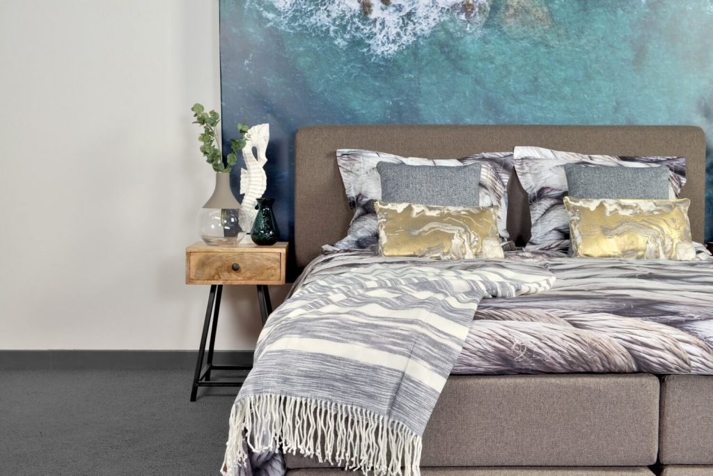 Boxspring foto met een closup van het bed met een zee achtergrond