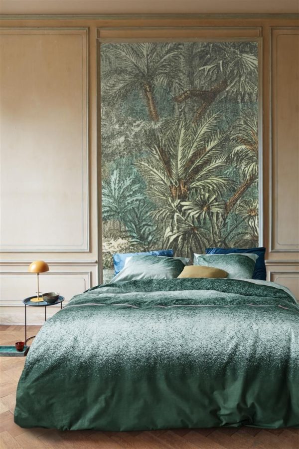 bed opgedekt met dekbedovertrek camden van at home beddinghouse in de kleur donker groen