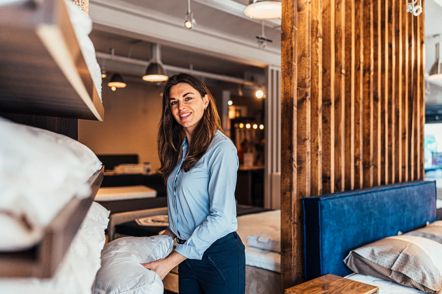 vrouwelijke slaap adviseuse in blauwe blouse