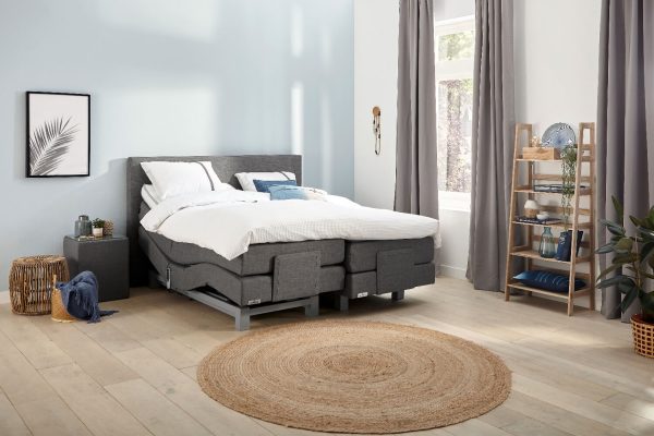 Grijze 4600 caresse boxspring waarbij het hoofdeinde en voeteneinde omhoog staan