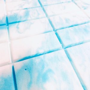 detail van blauw witte schuim soort gel foam