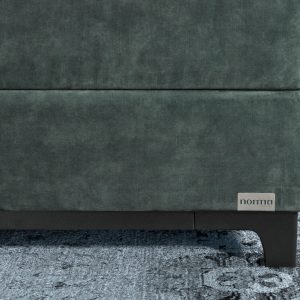 petrol kleurige boxspring met houten frame en poten in de kleur zwart