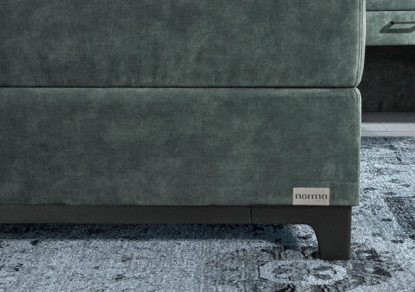 petrol kleurige boxspring met houten frame en poten in de kleur zwart