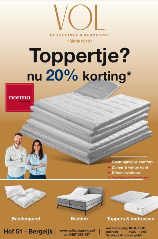 afbeelding met daarop een stapel toppers welke in de actie zijn, daarnaast twee mensen welke werkzaam zijn in de showroom